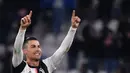 Striker Juventus, Cristiano Ronaldo, merayakan gol yang dicetaknya ke gawang Parma pada laga Serie A di Stadion Juventus, Turin, Minggu (19/1). Juventus menang 2-1 atas Parma. (AFP/Marco Bertorello)