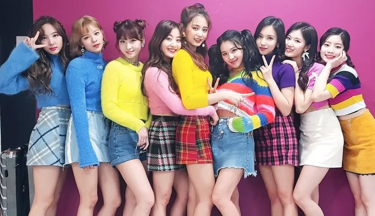Saat ini Chaeyoung dan Tzuyu sudah dianggap dewasa. Oleh karena itu, semua personel Twice sudah dapat mengonsumsi minuman beralkohol. (Foto: Soompi.com)