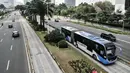 Bus gandeng Transjakarta melintas di Jalan Sudirman, Jakarta, Minggu (2/8/2020). PT Transjakarta akan menambah armada sebanyak 155 mengantisipasi lonjakan pelanggan saat diberlakukan kebijakan ganjil genap di sejumlah ruas jalan utama Jakarta pada Senin, 3 Agustus 2020. (merdeka.com/Iqbal Nugroho)