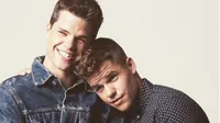 Charlie Carver bersama saudara kembar identiknya, Max Carver [foto: instagram/maxcarver]