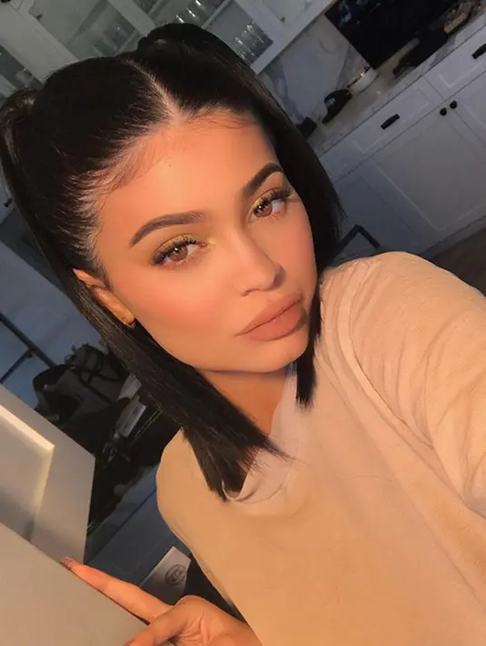 Kylie mangatakan bahwa dirinya bersama sang kakak tidak pernah memalsukan identitas untuk mengonsumsi minuman beralkohol. (Instagram/kyliejenner)