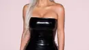 Kim Kardashian menghadiri fashion show koleksi spring summer 2018 milik Tom Ford di New York Fashion Week, Rabu 6 September 2017. Selain rambutnya, Kim juga mencuri perhatian dengan tube dress hitam berbahan lateks superketat. (Charles Sykes/Invision/AP)