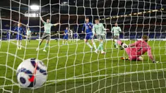 Pemain Everton Ben Godfrey (tengah) mencetak gol bunuh diri saat melawan Chelsea pada pertandingan Liga Inggris di Stadion Stamford Bridge, London, Inggris, Senin (8/3/2021). Chelsea menang 2-0. (John Sibley/Pool via AP)