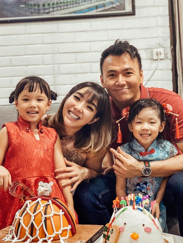 6 Momen Kedekatan Gisella Anastasia dengan Keluarga Wijin, Kompak