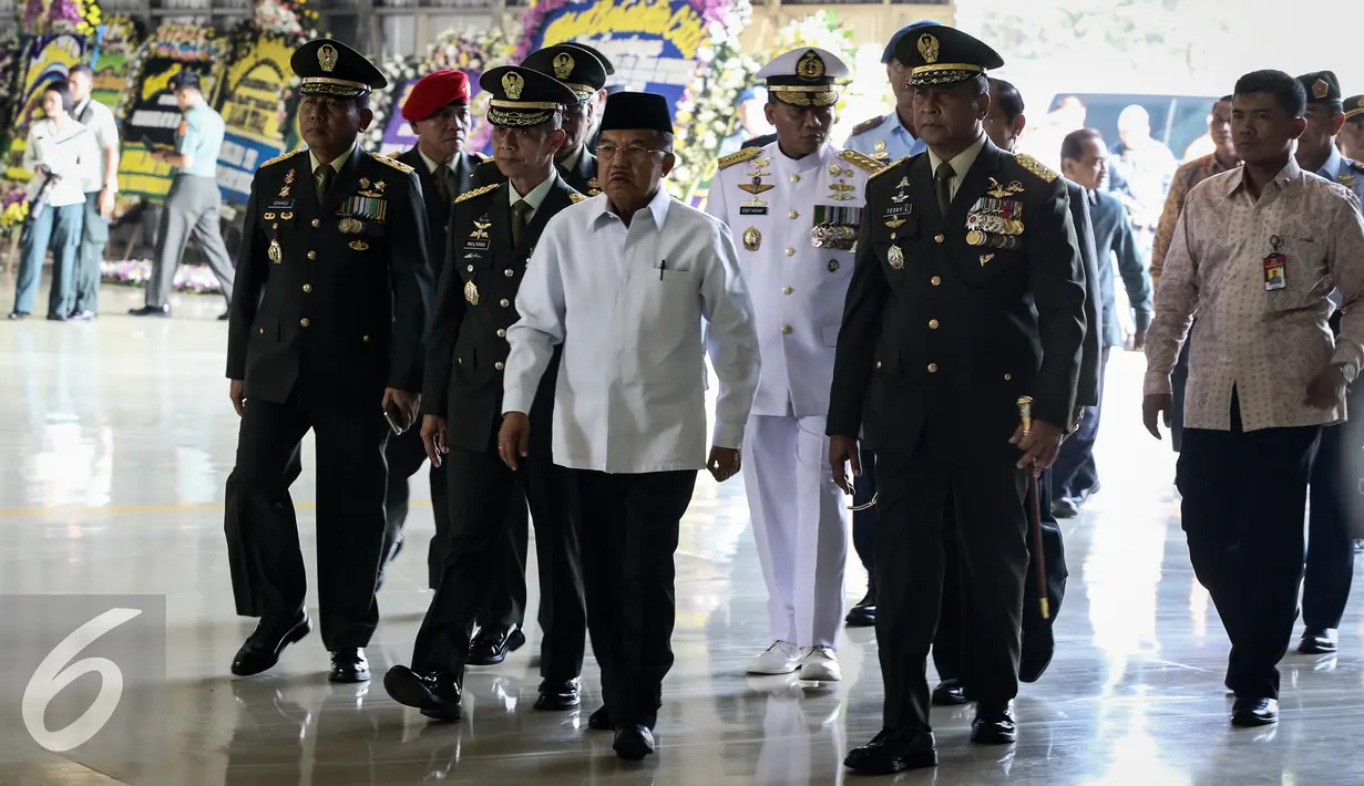 Wapres Jusuf Kalla bersama pejabat tinggi TNI hadir dalam acara persemayaman di Hanggar Skadron Udara 17 Lanud Halim Perdanakusuma, Jakarta, Selasa (22/3). 13 prajurit TNI tewas akibat kecelakaan helikopter tersebut. (Liputan6.com/Faizal Fanani)