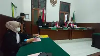 Sidang putusan tukang becak tersangka pembobol rekening BCA di Surabaya. (Dian Kurniawan/Liputan6.com)