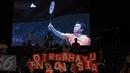 Suporter membentang tulisan Dirgahayu Indonesia ke-70 usai laga final ganda putra Total BWF World Championships 2015 antara M Ahsan/Hendra Setiawan melawan Liu Xiaolong/QiuZihan (Tiongkok), Jakarta, Minggu (16/8/2015). (Liputan6.com/Helmi Fithriansyah)