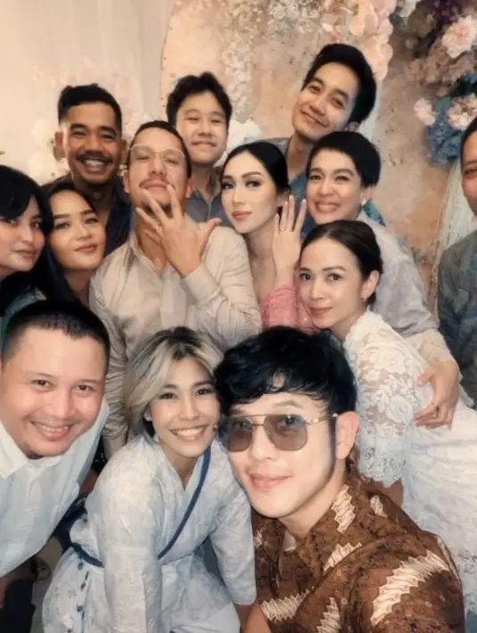 Personil Maliq pun lengkap menghadiri tunangan sang vokalis dengan mengenakan batik bagi personil pria dan kebaya bagi Indah. [@ilmanibrahim]