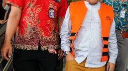Tersangka Anggota DPRD Muba, Adam Munandar berjalan keluar usai menjalani pemeriksaan di gedung KPK, Jakarta, Jum'at (24/7/2015). Adam diperiksa KPK terkait dugaan suap persetujuan Laporan Keterangan Pertanggungjawaban 2014. (Liputan6.com/Yoppy Renato)