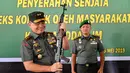 Panglima Kodam Iskandar Muda Mayjen TNI Teguh Arief Indratmoko memeriksa senjata bekas konflik di Banda Aceh, Aceh, Rabu (15/5/2019). Penyerahan senjata ini dilakukan setelah prajurit TNI melakukan pendekatan dan penggalangan kepada warga. (CHAIDEER MAHYUDDIN/AFP)