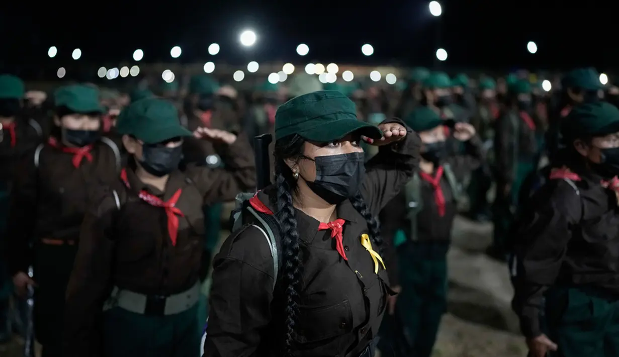 Banyak kalangan menganggap bahwa gerakan Zapatista merupakan revolusi pascamodern pertama: sebuah kelompok revolusioner bersenjata yang antikekerasan yang menggunakan teknologi modern telepon satelit dan internet sebagai suatu cara untuk menggalang dukungan domestik dan luar negeri. (AP Photo/Eduardo Verdugo)