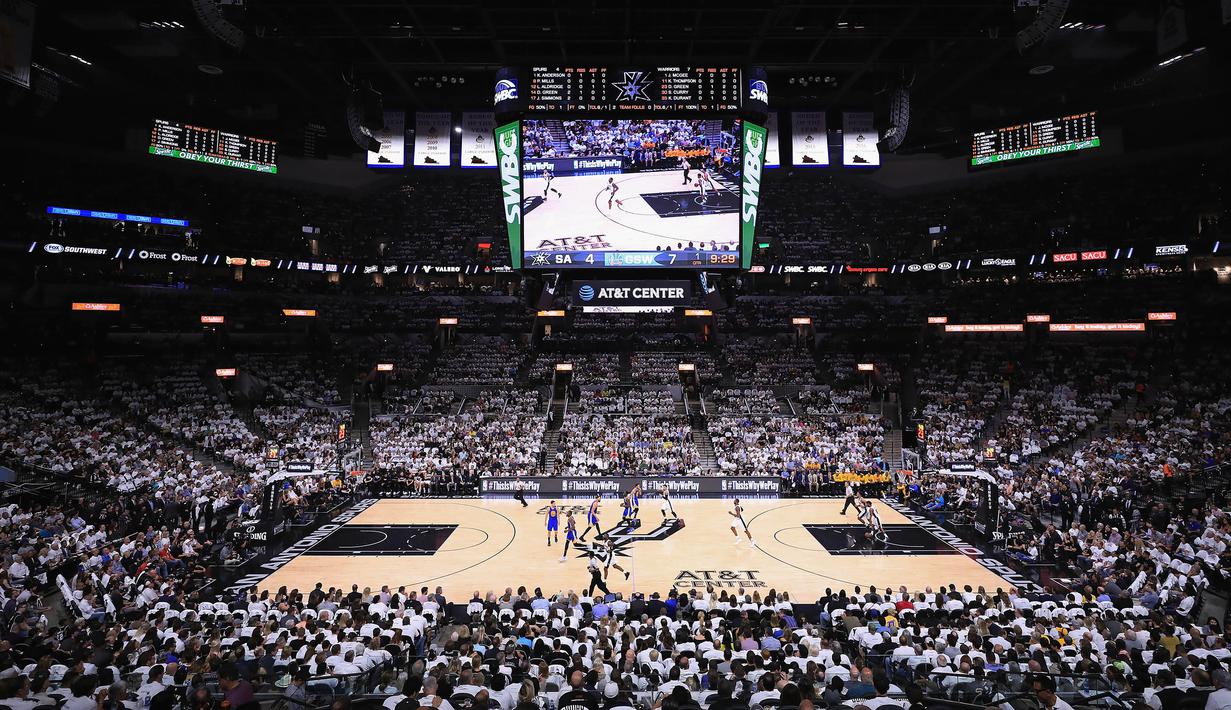 Suasana pertandingan antara San Antonio Spurs melawan Golden State Warriors pada laga final NBA Wilayah Barat di San Antonio, Sabtu (20/5/2017). Spurs kalah 108-120 dari Warriors. (AFP/Ronald Martinez)