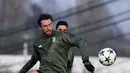 Gelandang Juventus, Claudio Marchisio berusaha mengontrol bola saat mengikuti latihan Vinovo, Turin, Italia (12/2). Juventus akan bertanding pada babak 16 besar Liga Champions melawan Tottenham Hotspur. (AFP Photo/Miguel Medina)