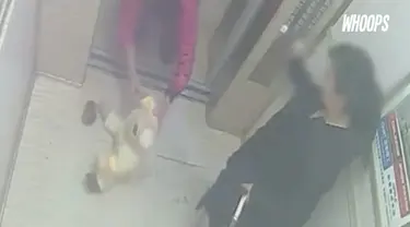 Beruntung bayi malang tersebut ditemukan oleh seorang wanita yang akan naik lift.