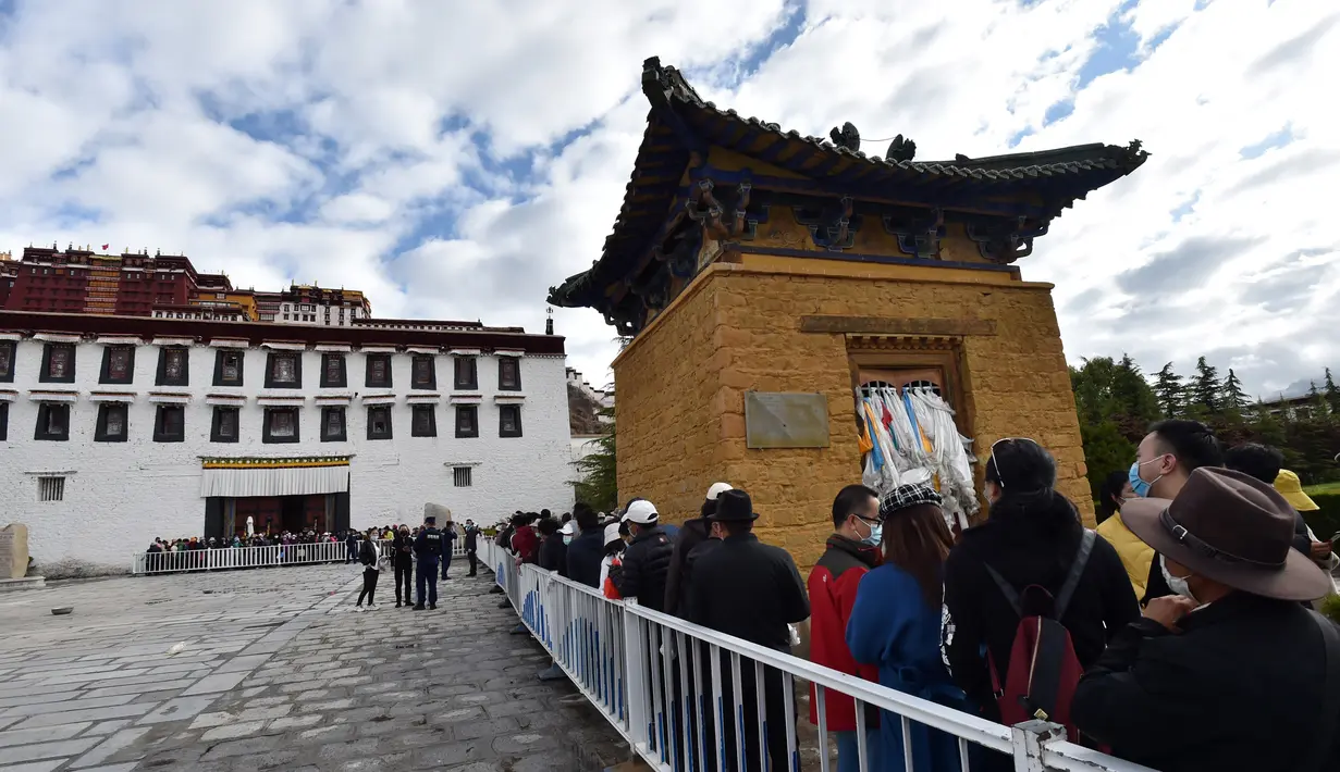 Para pengunjung menunggu untuk memasuki Istana Potala di Lhasa, ibu kota Daerah Otonom Tibet, China barat daya (3/6/2020). Istana Potala dibuka kembali untuk umum pada Rabu (3/6). (Xinhua/Chogo)