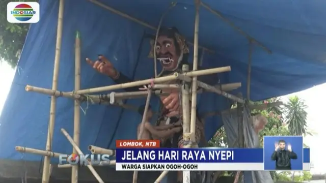Warga Mataram, Nusa Tenggara Barat, gotong royong siapkan ogoh-ogoh jelang Hari Raya Nyepi.