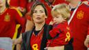 Istri Koke, Beatriz Espejel, hadir langsung memberikan dukungan saat Timnas Spanyol berhadapan dengan Maroko pada laga Piala Dunia di Stadion Education City, Doha, Selasa (6/12/2022). (AFP/Odd Andersen)