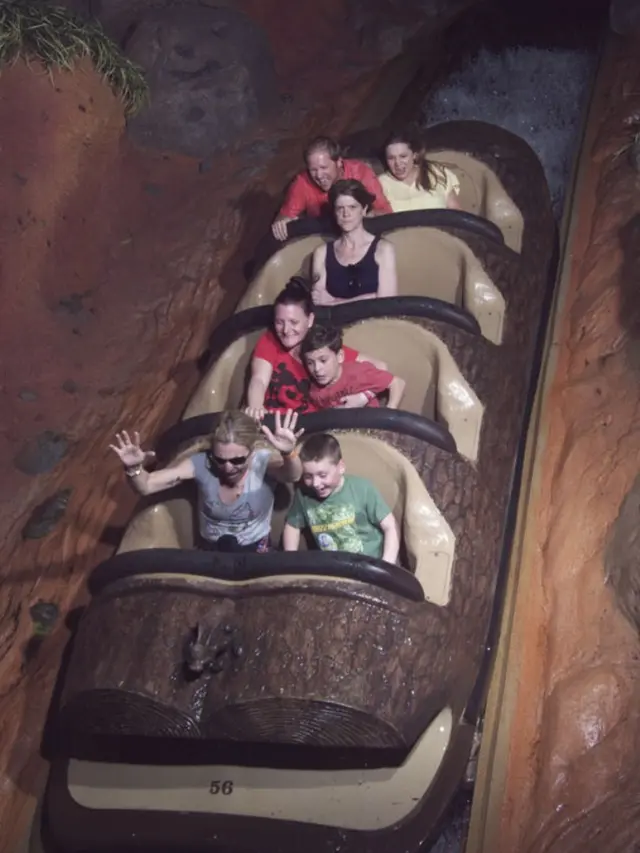 [Bintang] 10 Ekspresi Ternyebelin Orang Lagi Naik Rollercoaster