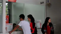 Sejumlah calon penumpang mendatangi tempat penjualan tiket pesawat AirAsia di Terminal 2 Bandara Juanda, Surabaya, Sabtu (3/1/2015). Kementerian Perhubungan membekukan sementara rute penerbangan AirAsia Surabaya-Singapura. (Liputan6.com/Johan Tallo)