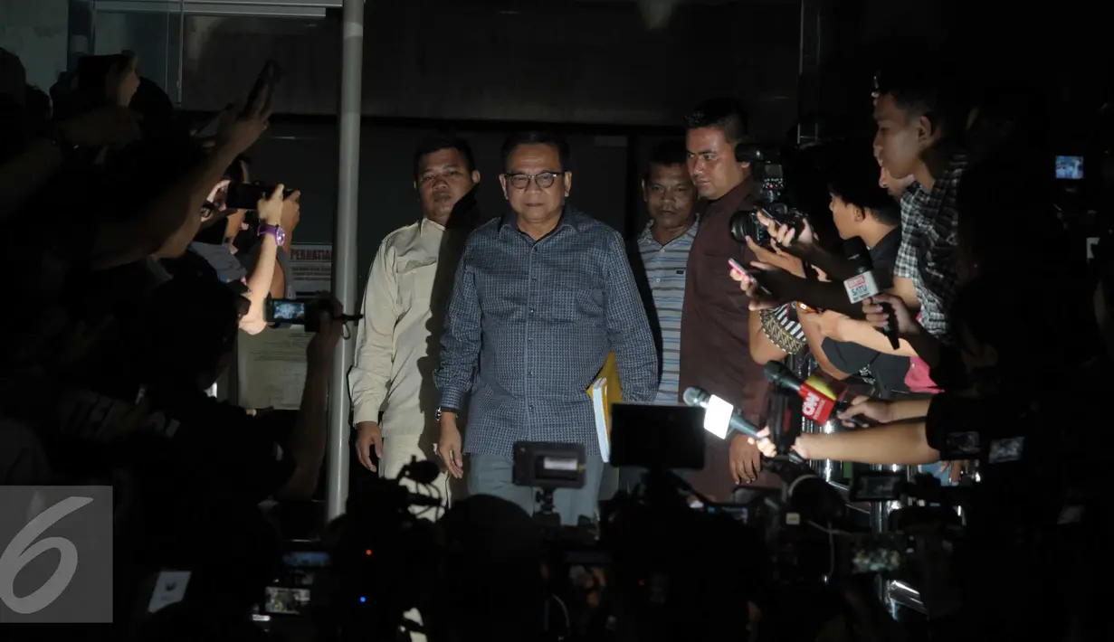 Ketua Badan Legislasi DPRD DKI Jakarta, M Taufik usai diperiksa KPK, Jakarta, Senin (11/4) Taufik diperiksa sebagai saksi terkait dugaan penerimaan hadiah atau janji terkait pembahasan Raperda tentang Reklamasi. (Liputan6.com/Helmi Afandi)