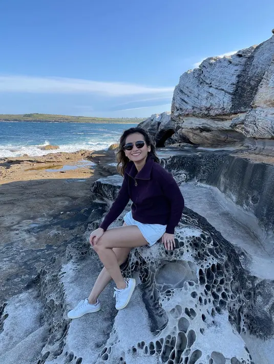 Gayanya tetap modis saat tampil simpel dengan jaket hitam serta celana pendek putih. Dilengkapi kacamata hitam dan sepatu kets, banyak yang memuji bintang film "Layla Majnun" ini. (Liputan6.com/IG/@septriasaacha)