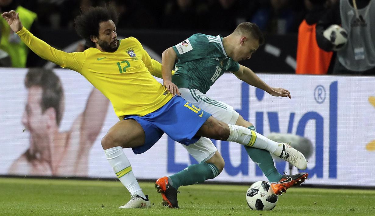 Bek Brasil, Marcelo, berebut bola dengan bek Jerman, Joshua Kimmich, pada laga persahabatan di Stadion Olympiastadion, Berlin, Selasa (27/3/2018). Jerman takluk 0-1 dari Brasil. (AP/Michael Sohn)