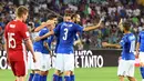 Para pemain Italia merayakan gol Federico Bernardeschi saat melawan Liechetenstein pada kualifikasi Piala Dunia 2018 grup G di Friuli Stadium, Udine, Italia, (11/6/2017).  (Alberto Lancia/ANSA via AP)