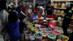 Sejumlah pembeli memilih kue kering di Pasar Mayestik, Jakarta Selatan, Senin (11/6). Separuh Ramadan dan jelang lebaran masyarakat mulai berburu kue kering. (Liputan6.com/Johan Tallo)