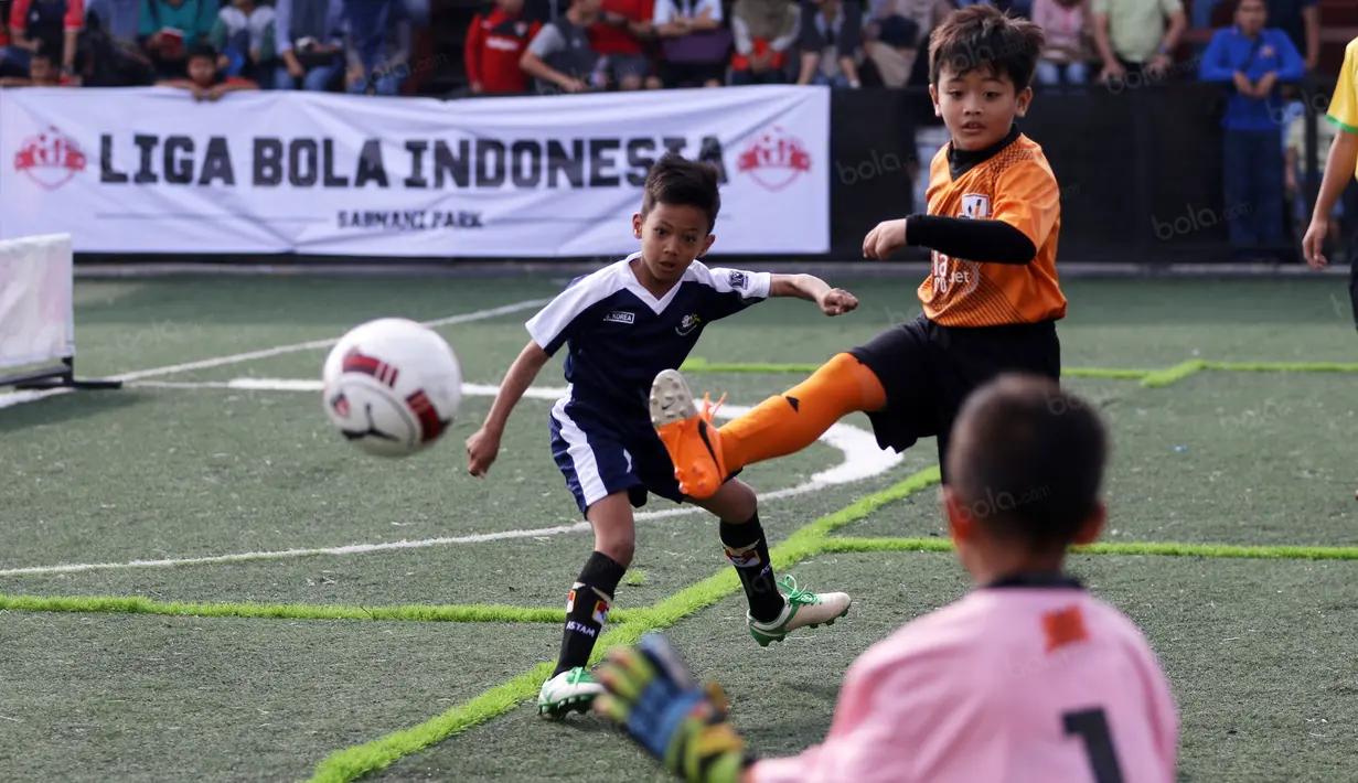 Pemain Villa 2000 menghadang tembakan lawan pada pertandingan Liga Bola Indonesia di Lapangan Sabnani Park, Serpong, Minggu (7/8/2016). (Bola.com/Nicklas Hanoatubun)