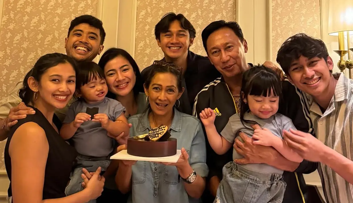 Potret kebersamaan Pratikto Honggo Prasetyo dan Happy Mustikasari bareng anak, menantu, juga cucu tercintanya. 32 tahun bersama, rumah tangga Pratikto dan Happy Mustikasari tentunya menjadi contoh untuk anak-anaknya. Dalam keterangan unggahannya, Clara Gaby adik Hito menuliskan jika orang tuanya mengajarkan artis kesetiaan dan pengorbanan dalam pernikahan. (Liputan6.com/IG/@claragaby)
