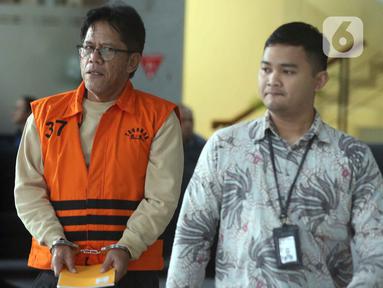 Tersangka kasus dugaan suap pengurusan izin pemanfaatan kawasan hutan yang juga Direktur Utama PT Inhutani V, Dicky Yuana Rady berjalan meninggalkan gedung Merah Putih Komisi Pemberantasan Korupsi (KPK), Jakarta, Rabu (17/9/2025). (Liputan6.com/Helmi Fithriansyah)