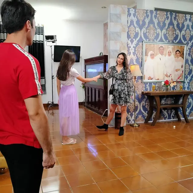 Gabung di Love Story The Series, Ini 6 Potret Haico Van der Veken di Balik Layar