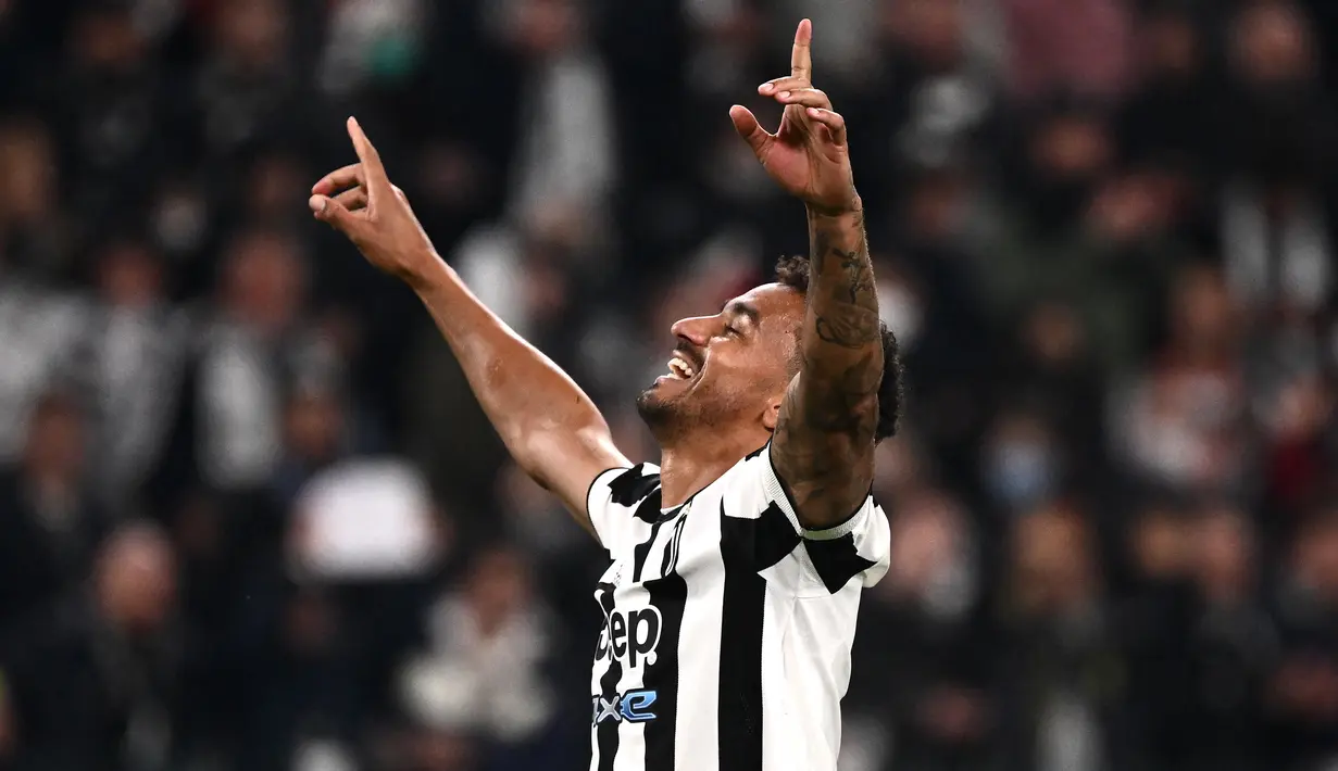 Danilo. Bek kanan Brasil berusia 31 tahun ini dilepas Manchester City ke Juventus pada awal musim 2019/2020 dengan nilai transfer 37 juta euro atau kini setara Rp566 miliar. Danilo sendiri didatangkan Manchester City pada awal musim 2017/2018 dari Real Madrid dengan nilai transfer 30 juta euro atau kini setara Rp459 miliar. (AFP/Marco Bertorello)