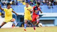 Dua pemain Gresik United (kuning) menempel pemain Arema, Ferry Aman Saragih. Pede pemain Gresik United meningkat setelah mampu menahan Arema tanpa gol di Stadion Kanjuruhan, Malang, Rabu (26/8/2015). (Bola.com/Kevin Setiawan)