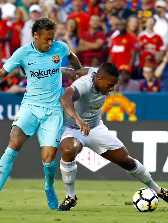 Neymar (kiri) berusaha merebut bola dari bek Manchester United, Antonio Valencia pada pertandingan International Champions Cup di Landover, AS (27/7). Barcelona menang atas Manchester United dengan skor 1-0. (AP Photo/Patrick Semansky)