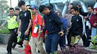 Pemain Timnas Korea Selatan U-23, Son Heung-min, mendapat penjagaan ketat saat latihan di Stadion SPOrT Jabar, Jalan Arcamanik, Kota Bandung, Selasa (14/8/2018). (Bola.com/Muhammad Ginanjar)