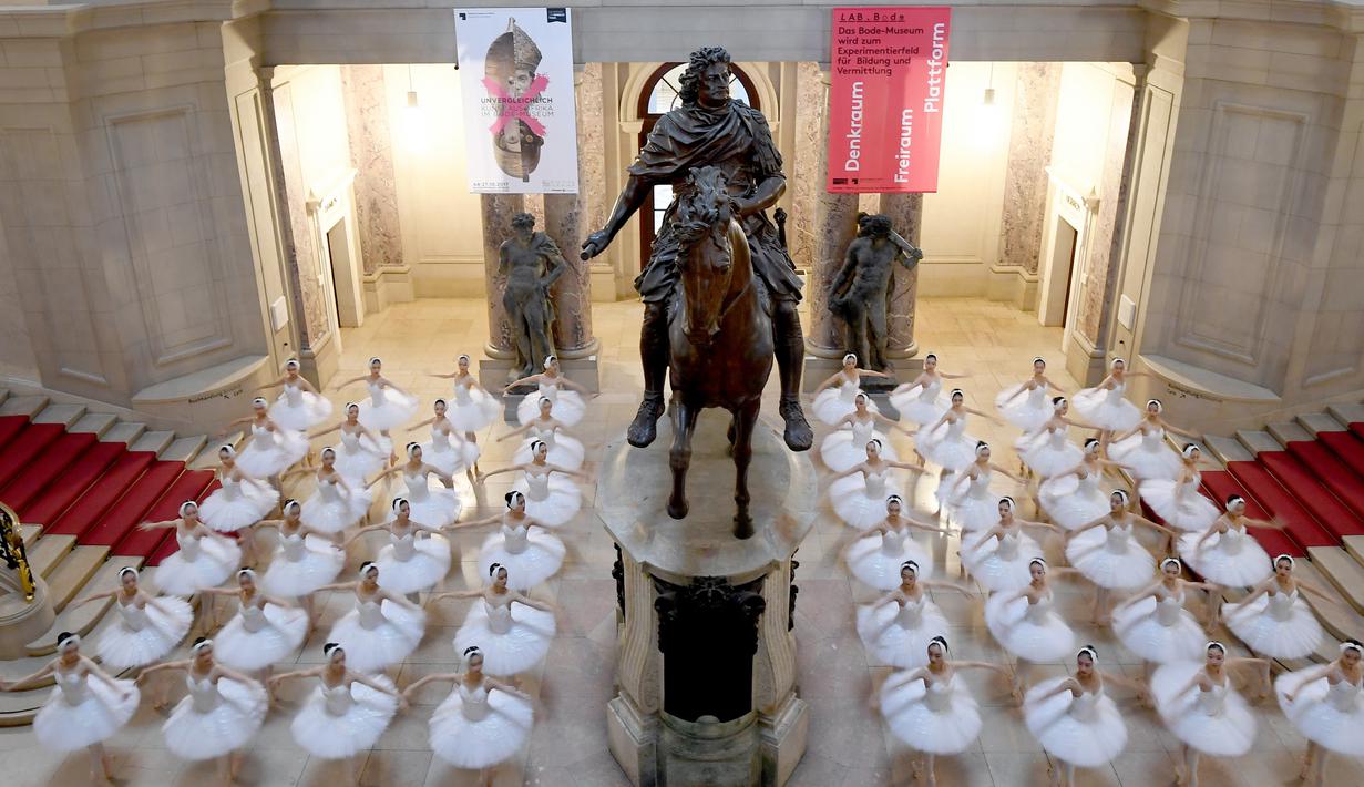 Aksi penari balet Shanghai saat tampil di museum Bode di Berlin (29/11). Penayangan perdana Penari Balet Shanghai di Jerman tersebut akan berlangsung pada 1 Desember 2018. (AFP Photo/dpa/Britta Pedersen /Germany Out)