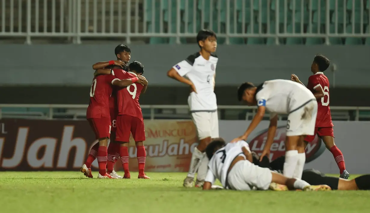 Pemain Timnas Indonesia U-17 merayakan hasil akhir laga Kualifikasi Piala Asia U-17 2023 Grup B melawan Timnas Guam U-17 di Stadion Pakansari, Cibinong, Kabupaten Bogor, Jawa Barat, Senin (3/10/2022). Laga timnas Indonesia U-17 melawan Guam ini terpaksa harus berlangsung tanpa penonton, imbas dari Tragedi Kanjuruhan. (FOTO: Dok. PSSI)