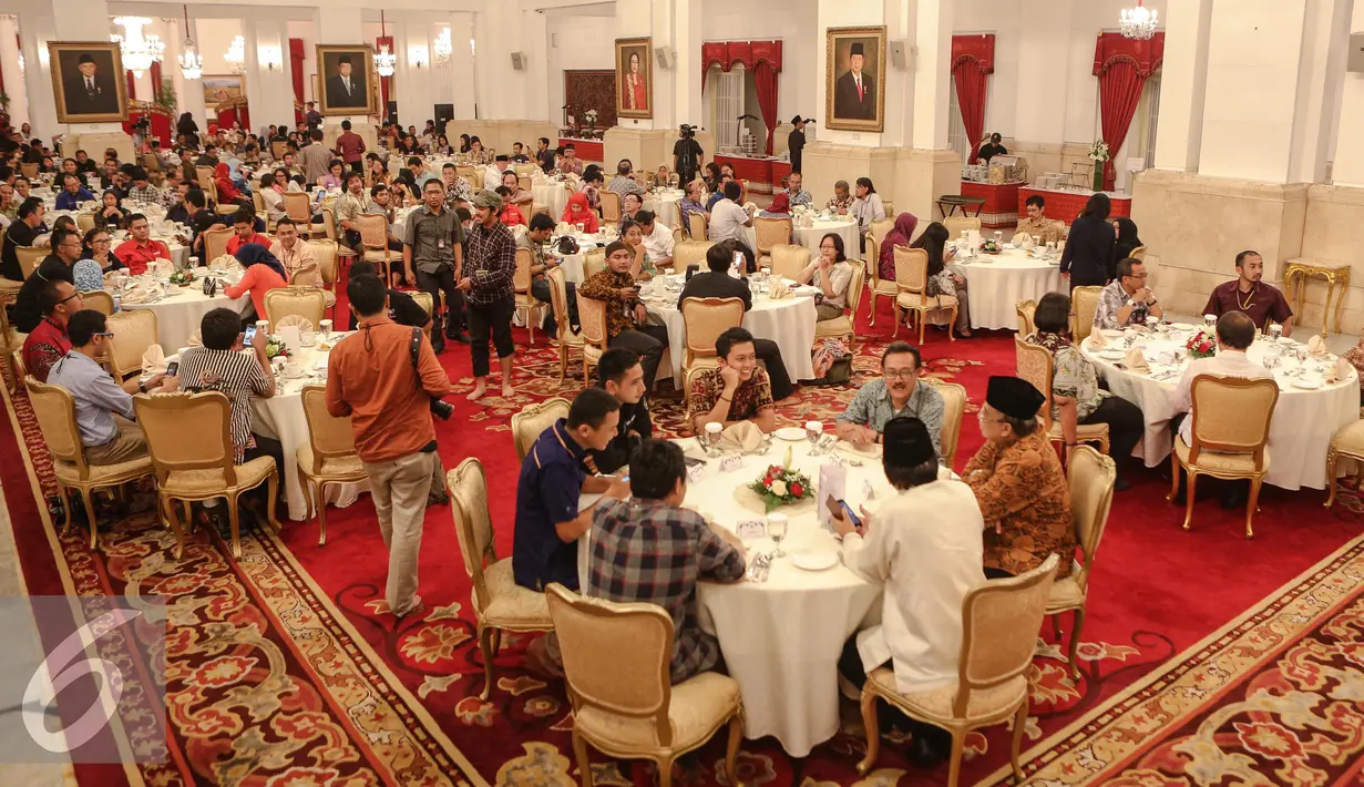 Istana Negara yang biasanya dipakai untuk upacara pelantikan pejabat, kini disulap menjadi kumpulan meja bundar dan kursi tempat para wartawan menyantap menu berbuka puasa, Jakarta, Senin (6/7/2015). (Liputan6.com/Faizal Fanani)
