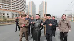 Pemimpin Korea Utara Kim Jong Un (tengah) memeriksa lokasi kompleks perumahan 10.000-flat yang sedang dibangun di Pyongyang (16/3/2022). Kim mengunjungi lokasi pembangunan 10.000 rumah di distrik Songsin dan Songhwa di Pyongyang timur yang hampir selesai. (AFP/STR/KCNA Via KNS)