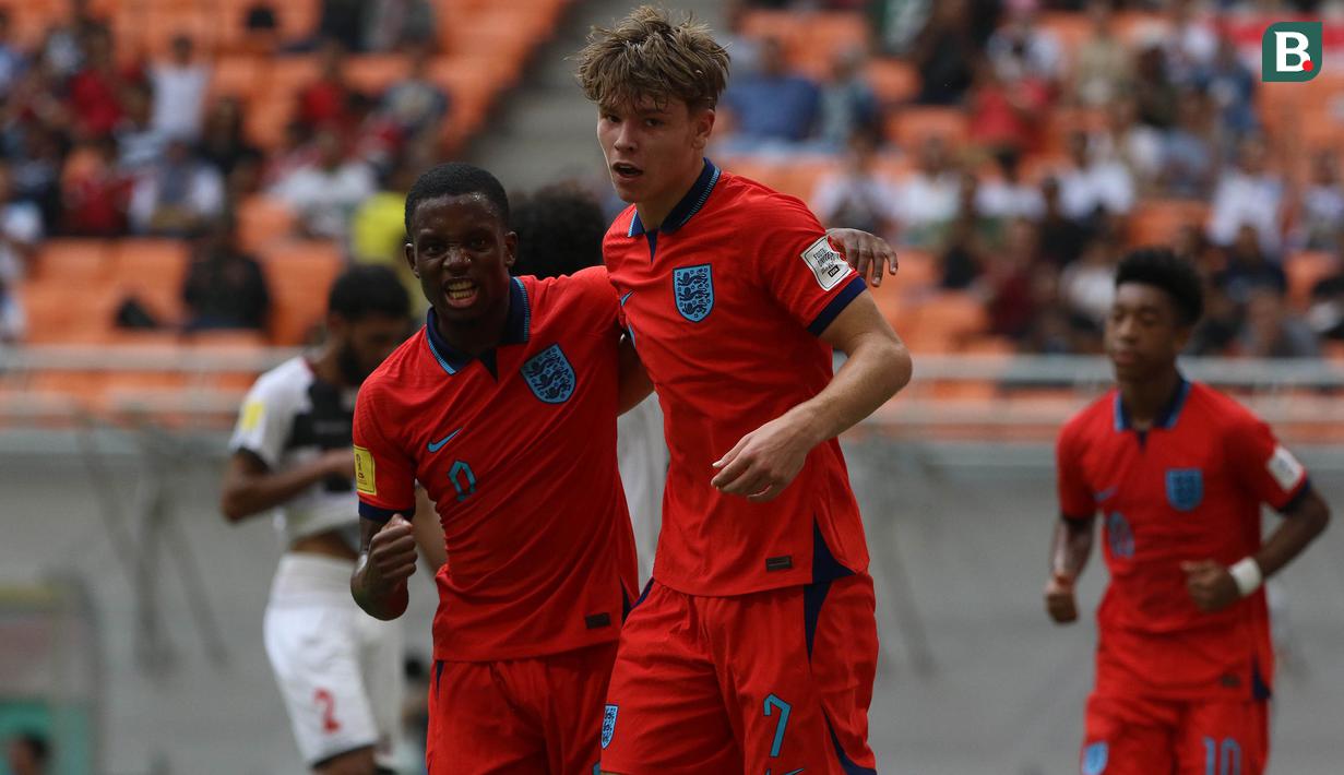 <p>Selebrasi pemain Timnas Inggris U-17, Justin Oboavwoduo (kiri) bersama rekannya, Tyler Dibling setelah mencetak gol kedua ke gawang Timnas Kaledonia Baru U-17 pada laga pertama Grup C Piala Dunia U-17 2023 di Jakarta International Stadium (JIS), Jakarta, Sabtu (11/11/2023). (Bola.com/Ikhwan Yanuar)</p>