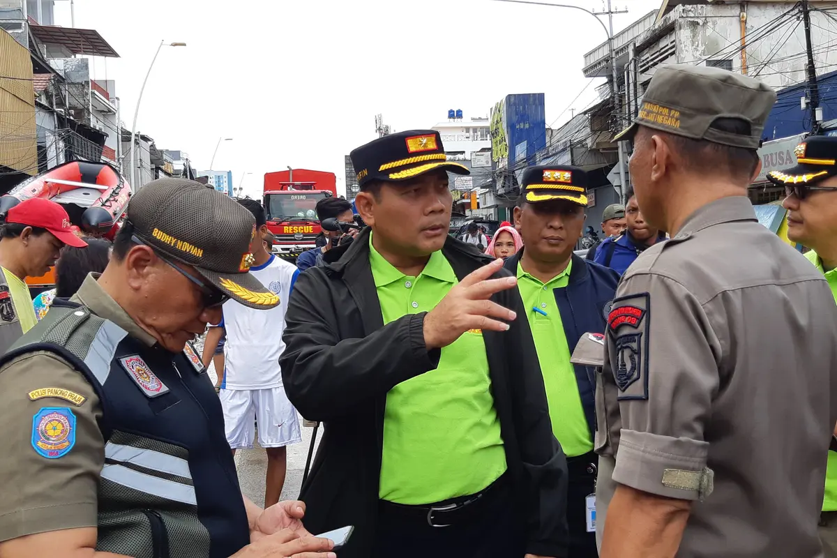 Kepala Satpol PP DKI Jakarta Arifin Tinjau lokasi banjir di Kampung Pulo