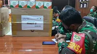 Anggota Kodim 0508/Depok menyiapkan paket obat untuk warga yang melakukan isolasi mandiri di Kota Depok. (Liputan6.com/Dicky Agung Prihanto)