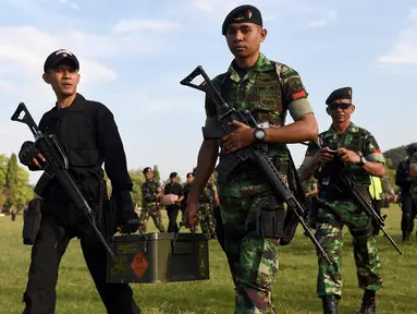 Tentara Indonesia berkumpul untuk persiapan keamanan di Denpasar, Bali, Indonesia (23/6). Menjelang kunjungan mantan Presiden AS Barack Obama, petugas gabungan disiapkan. (AFP Photo/Sonny Tumbelaka)