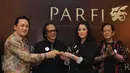 Ketua Badan Ekonomi Kreatif, Triawan Munaf memberikan tumpeng kepada Ketua Umum Parfi 56, Marcella Zalianti saat pengukuhan dan pelantikan pengurus besar PARFI 56 Jakarta, Senin (24/10). (Liputan6.com/Herman Zakharia)