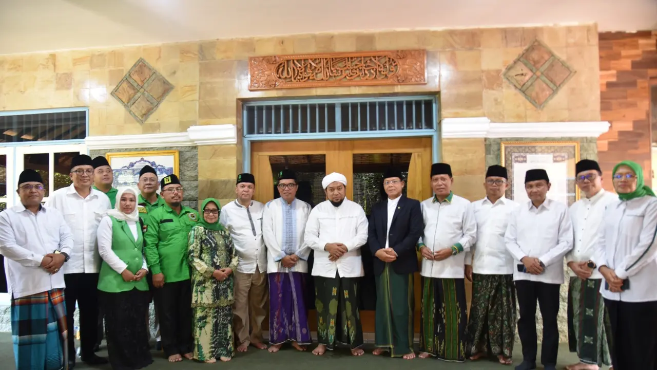 Plt Ketum PPP Muhamad Mardiono dan sejumlah jajarannya bersilaturahmi ke Ponpes Salafiyah Syafi’iyah Situbondo