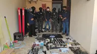Barang bukti senjata api&nbsp;dan bendera ISIS di lokasi penangkapan terduga teroris berinisial DE (27) di Jalan Raya Bulak Sentul RT 07 RW 27 Harapan Jaya, Bekasi Utara, Kota Bekasi, Jawa Barat, Senin, 14 Agustus 2023. (Liputan6.com/Bam Sinulingga)