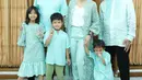 <p>Keluarga Ayu Dewi tampil senada dengan palet warna hijau toska yang segar. Begitu juga dengan gaya Ayu Dewi sendiri yang fresh dengan lace maxi coat yang dipadukan dengan celana warna senada.(Foto: Instagram @mrsayudewi)</p>