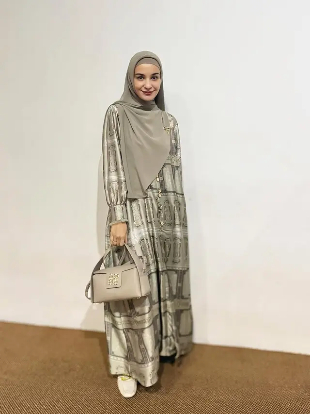 Dress Satin dengan Sentuhan Hijau Olive
