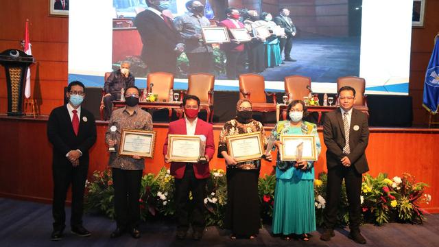 Rektor Unika Atma Jaya (dua dari kiri) menerima penghargaan dalam ketegori PTS Top 3 Skor Kinerja Penelitian Tertinggi berdasarkan Klasterisasi Pendidikan Tinggi Kategori Universitas Tahun 2020